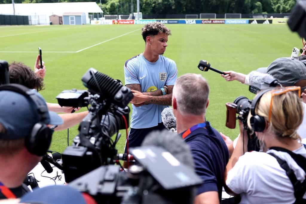 Inglaterra entra em campo para tentar parar o atacante mais temido do Mundial